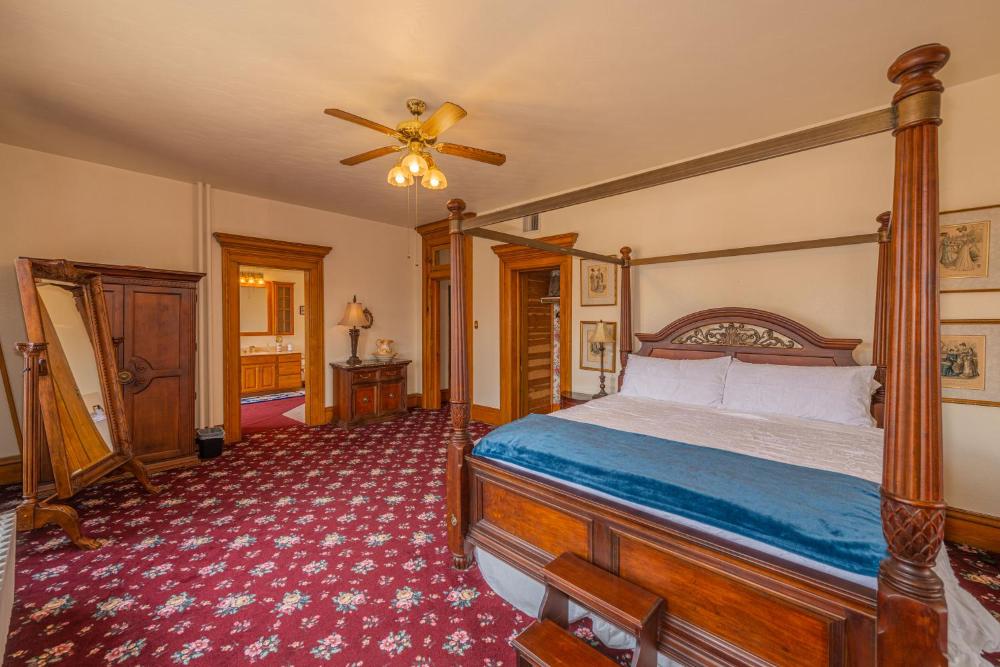 Deluxe King Room interior